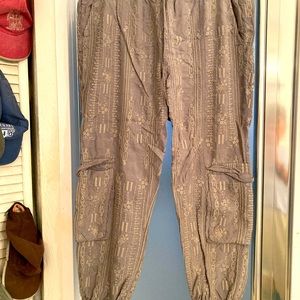 Johnny Was textured gray cropped joggers. Size M